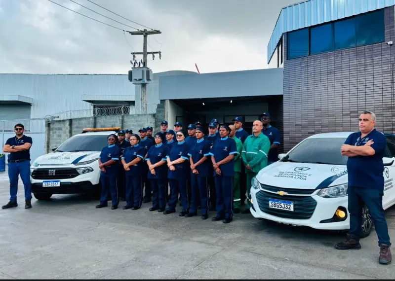 Equipe de facilities do Grupo Patrimônio com viaturas