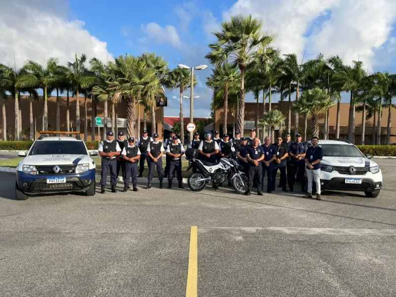 Equipe de segurança patrimonial e armada do Grupo Patrimônio com viaturas e motocicleta